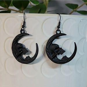 Screaming black skull earrings